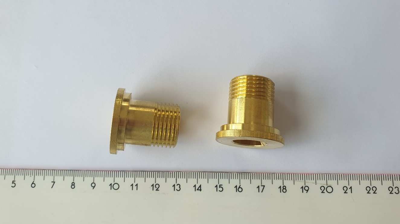 Złączka rurowa z gwintem, wykonana z mosiądzu CW617N, o wymiarach: maksymalna średnica zewnętrzna - 30 mm, średnica wewnętrzna - 15,5 mm. Ma cylindryczny kształt, z gwintem zewnętrznym na jednej trzeciej długości w dolnej części i dwustopniowym kołnierzem w górnej części. Ponadto po wewnętrznej stronie złączki znajdują się obustronne wypusty na całej jej długości służące do dokręcania złączki. Posiada otwór przelotowy na całej długości, którym płynie ciepła woda użytkowa. Złączka jest przeznaczona, do podłączenia pompy wody do rur instalacji ciepłej wody użytkowej. Wyrób pakowany jest w papier lub blistry, a następnie w skrzynie transportowe z tworzywa sztucznego.