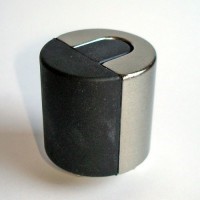 Odbojniki wykonane ze stopu cynku i aluminium, w kształcie walca. Wysokość 40 mm, średnica 38 mm, częściowo pokryte gumą. Pełnią funkcję ograniczników i amortyzują uderzenie otwieranych drzwi. Montowane do podłoża za pomocą wkrętów. Przeznaczone do zabezpieczenia ścian przed uszkodzeniem. Stosowane w domach, biurach, instytucjach. Prezentowane w kolorach srebrnym i srebrnym matowym, w zestawie z wkrętami i dyblami. Pakowane pojedynczo w torebki z tworzywa sztucznego w kartoniki po 6 sztuk i kartony zbiorcze po 72 sztuk. Decyzja wydana powtórnie w miejsce WIT numer PL BTI WIT-2022-000022.