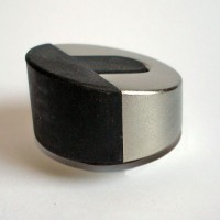 Odbojniki wykonane ze stopu cynku i aluminium, w kształcie ściętego skośnie walca o wysokości 25 mm i średnicy 45 mm, częściowo pokryte gumą. Pełnią funkcje ogranicznika i amortyzują uderzenia otwieranych drzwi. Montowane do podłoża za pomocą wkrętów. Przeznaczone do zabezpieczania ścian przed uszkodzeniem. Stosowane w domach, biurach, instytucjach. Prezentowane w kolorach srebrnym i srebrny matowym, w zestawie z wkrętami i dyblami. Pakowane pojedynczo w torebki z tworzywa sztucznego w kartoniki po 6 sztuk i kartony zbiorcze po 72 sztuki. Decyzja wydana powtórnie w miejsce WIT numer PL BTI WIT-2022-000018.