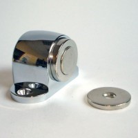 Odbojniki wykonane ze stopu cynku i aluminium, w postaci bazy montowanej do podłoża oraz magnetycznego krążka przykręcanego do drzwi. Pełnią funkcję ogranicznika i amortyzują uderzenie otwieranych drzwi oraz powodują unieruchomienie drzwi. Montowane do podłoża za pomocą wkrętów. Przeznaczone do zabezpieczenia ścian przed uszkodzeniem. Stosowane w domach, biurach, instytucjach. Prezentowane w kolorach srebrnym i srebrnym matowym, w zestawie z wkrętami i dyblami. Decyzja wydana powtórnie w miejsce WIT numer PL BTI WIT-2022-000017.