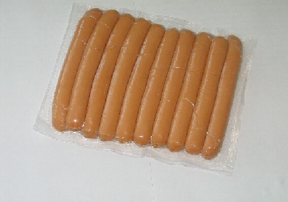 Parówki wyprodukowane głównie z mięsa wieprzowego, podgardla wieprzowego i przypraw, uformowane w kształcie walców o średnicy około 2 cm i długości około 13 cm, w osłonkach lub bez osłonek, pakowane próżniowo w folii.
Produkt poddany m.in. obróbce termicznej, chłodzony lub mrożony, niesurowy, niezawierajacy mięsa i podrobów z drobiu.