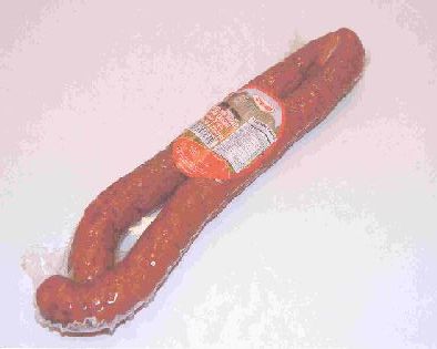 Kiełbasa wyprodukowana m.in. z rozdrobnionego mięsa wieprzowego i słoniny wieprzowej, umieszczonych w jelitach wieprzowych,  poddanych procesowi wędzenia i parzenia. 
Gotowa kiełbasa opakowana jest w folię termokurczliwą. Produkt nie zawiera mięsa ani podrobów z drobiu.