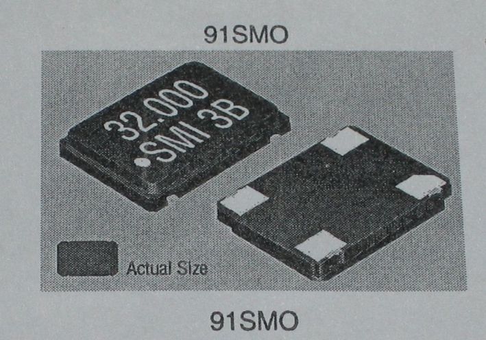 Piezoelektryczny kwarcowy oscylator zegarowy, pracujący w zakresie częstotliwości od 1,8 MHz do 67 MHz. 
Stosowane prądy sterowania:
- 8 mA max. (1,8 MHz do 34 MHz)
- 12 mA max. (34 MHz do 50 MHz)