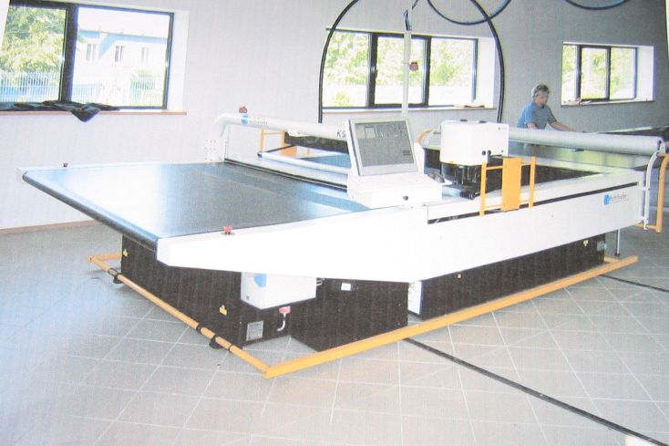 Urządzenie CUTTER PATHFINDER do automatycznego rozkroju tkanin i dzianin wykorzystywane w przemyśle odzieżowym. Współpracuje z maszyną do automatycznego przetwarzania danych. Pozwala na uzyskanie danych wyjściowych (szablonów odzieżowych) przygotowanych w systemie CAD. Niektóre operacje cięcia mogą przebiegać bez ingerencji operatora.
CUTTER PATHFINDER może być wyposażony w: system płynnej regulacji vacuum (VSB), pomocny przy cięciu materiałów puszystych i dzianin, system zasłaniania wyciętych elementów (VRB), pomocny przy cięciu małych elementów, system przesuwu maszyny pomiędzy stołami krojczymi (MTS), opcję wycinania układów na kracie i tkaninach wzorzystych (PM), opcję dopasowującą elementy do wzoru tkaniny (PME), system chłodzenia noża potrzebny do cięcia tkanin topliwych (ICE KNIFE), dodatkowy monitor i moduł programowy wyświetlający elementy na polu rozkroju (OFD), drukarkę zsynchronizowaną z programem cięcia (OFP), kamerę w głowicy tnącej (Head Cam) do cięcia elementów z dopasowaniem do tkanin wzorzystych oraz oprogramowanie raportujące pracę i wykorzystanie maszyny.