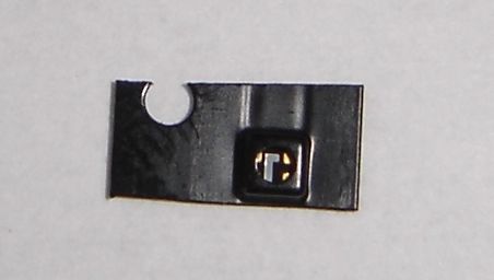 Sensor magnetorezystancyjny w formie obwodu drukowanego, zawierającego elementy bierne (oporniki). Jest to element pasywny, wykorzystujący zjawisko zmiany oporności materiału w obecności zewnętrznego pola magnetycznego. Sensor MR posiada dwa cyfrowe wyjścia aktywowane przy 1,5 mT lub 3,5 mT. Do montażu powierzchniowego SMD. Wymiary: 1,5 x 1,5 x 0,8 mm. Napięcie robocze 3V. Pobierany prąd (typowy) 6A.