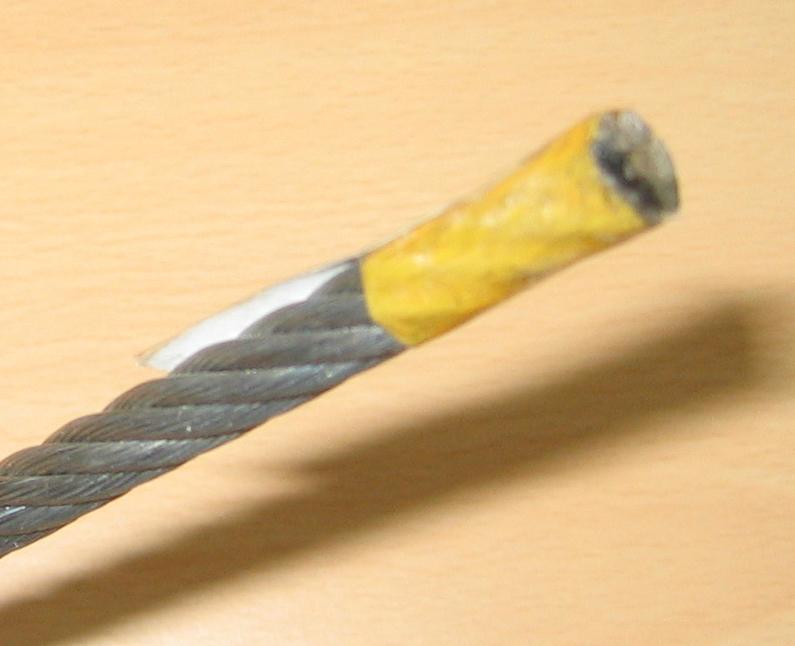 Lina stalowa ocynkowana, o maksymalnym wymiarze przekroju poprzecznego powyżej 3 mm, ale nieprzekraczającym 12 mm.