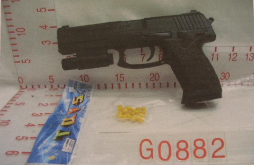 Pistolet sprężynowy wykonany z tworzywa sztucznego, strzelający jednorodnymi kulkami z tworzywa sztucznego o średnicy 6 mm. Wyrzut  kulki z pistoletu następuje na skutek zwolnienia silnego mechanizmu sprężynowego napinanego ręcznie przed każdym wystrzałem poprzez tzw. przeładowanie. Maksymalny zasięg strzału wynosi 50 m. Pistolet  pakowany jest w worek z tworzywa sztucznego lub pudełko kartonowe. Opakowanie zawiera również około 20 sztuk amunicji - kulki z tworzywa sztucznego o średnicy 6 mm oraz opcjonalnie celownik laserowy lub latarkę - przeznaczone do zamontowania na pistolecie.