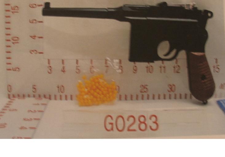 Pistolet sprężynowy wykonany z tworzywa sztucznego, strzelający jednorodnymi kulkami z tworzywa sztucznego o średnicy 6 mm. Wyrzut  kulki z pistoletu następuje na skutek zwolnienia silnego mechanizmu sprężynowego napinanego ręcznie przed każdym wystrzałem poprzez tzw. przeładowanie. Maksymalny zasięg strzału wynosi 50 m. Pistolet  pakowany jest w worek z tworzywa sztucznego lub pudełko kartonowe. Opakowanie zawiera również około 20 sztuk amunicji - kulki z tworzywa sztucznego o średnicy 6 mm oraz opcjonalnie celownik laserowy lub latarkę - przeznaczone do zamontowania na pistolecie.