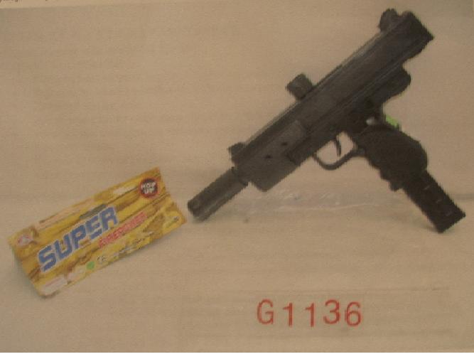 Pistolet sprężynowy wykonany z tworzywa sztucznego, strzelający jednorodnymi kulkami z tworzywa sztucznego o średnicy 6 mm. Wyrzut  kulki z pistoletu następuje na skutek zwolnienia silnego mechanizmu sprężynowego napinanego ręcznie przed każdym wystrzałem poprzez tzw. przeładowanie. Maksymalny zasięg strzału wynosi 50 m. Pistolet  pakowany jest w worek z tworzywa sztucznego lub pudełko kartonowe. Opakowanie zawiera również około 20 sztuk amunicji - kulki z tworzywa sztucznego o średnicy 6 mm oraz opcjonalnie celownik laserowy lub latarkę - przeznaczone do zamontowania na pistolecie.