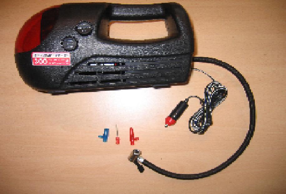 Przenośna tłokowa pompa powietrzna napędzana elektrycznym silnikiem zasilanym stałym napięciem o wartości 12 V. Obudowa pompy wykonana jest z tworzywa sztucznego. Urządzenie przeznaczone jest do pompowania powietrzem, np. opon i zostało wyposażone we wskazówkowy manometr do mierzenia nadciśnienia w pompowanym przedmiocie, oświetlenie (żarówka z odbłyśnikiem i kloszem), dwa klawiszowe włączniki sterujące silnikiem i oświetleniem, 50. cm elastyczny przewód w oplocie zakończony zaciskowym złączem umożliwiający pompowanie powietrzem, 270. cm dwużyłowy izolowany przewód elektryczny zakończony wtyczką umożliwiającą podłączenie urządzenia do samochodowej instalacji elektrycznej poprzez gniazdo żarowej zapalniczki. Dodatkowo dołączone są trzy końcówki (dysze) wykonane z tworzywa sztucznego i metalu nieszlachetnego umożliwiające pompowanie powietrzem innych przedmiotów, np. piłek do gry, materaców. Urządzenie pakowane jest w zadrukowane pudełko kartonowe o wymiarach 290 x 160 x 130 mm.