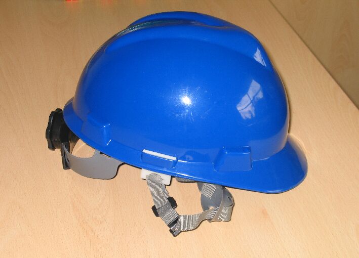 Kask ochronny z serii Operator Max, wykonany z tworzywa sztucznego (polietylen) z więźbą i paskiem podbródkowym.