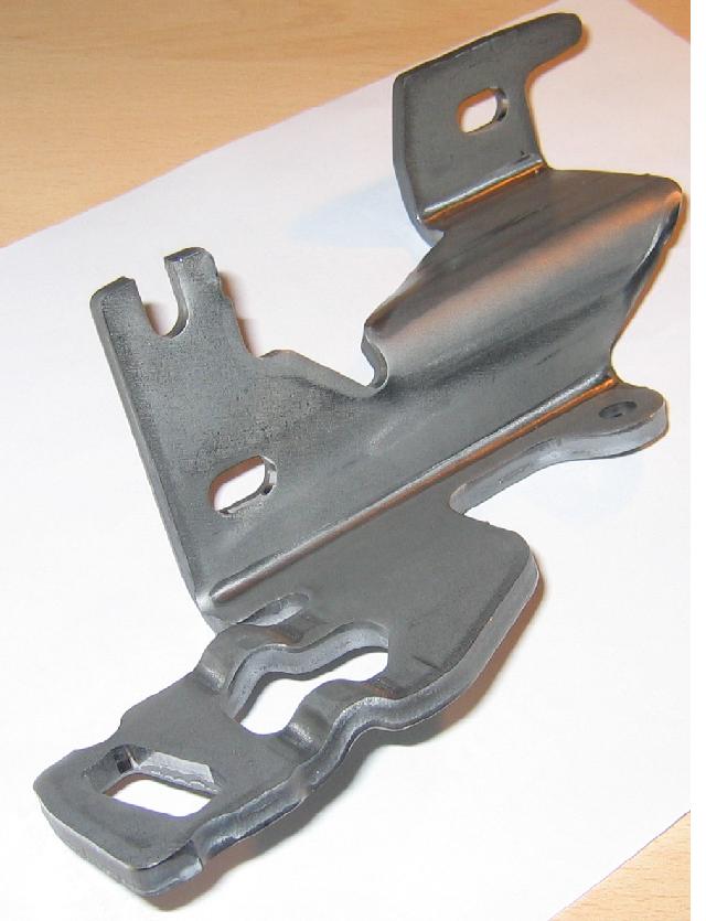 "Bracket Mounting:R" - stalowy element ukształtowany na prasach hydraulicznych i obrobiony powierzchniowo, będący częścią składową wspornika mocującego w samochodzie elektryczny układ wspomagania układu kierowniczego pojazdu.