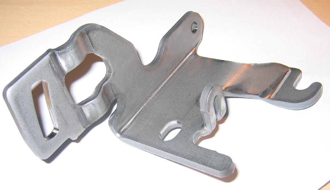 "Bracket Mounting:L" - stalowy element ukształtowany na prasach hydraulicznych i obrobiony powierzchniowo, będący częścią składową wspornika mocującego w samochodzie elektryczny układ wspomagania układu kierowniczego pojazdu.
