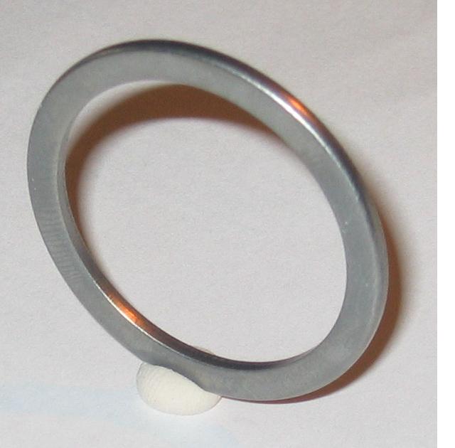 Stalowy pierścień o zewnętrznej średnicy 37 mm, wykrojony na prasie hydraulicznej, będący częścią składową obudowy cewki w samochodowym elektrycznym układzie wspomagania układu kierowniczego.