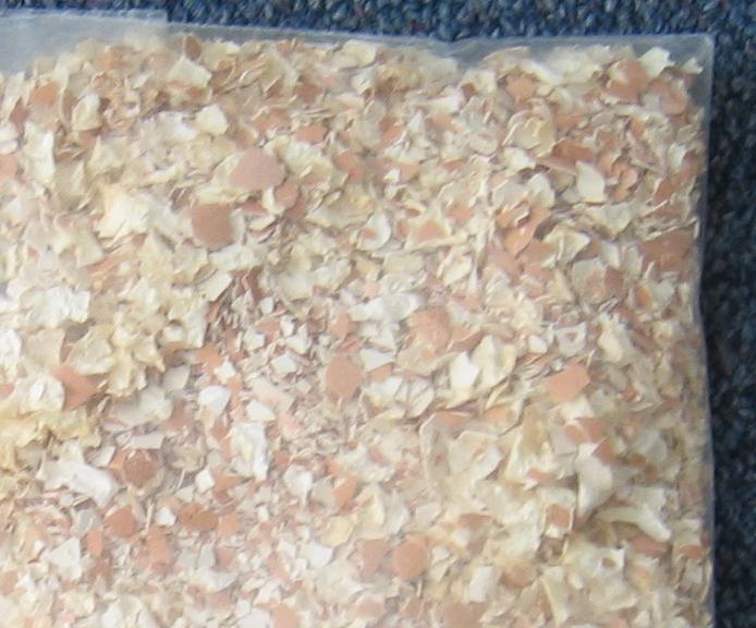 Skorupki jaja kurzego do dalszego przerobu, suszone, niejadalne; wykorzystywane m.in. w przemyśle paszowym, farmaceutycznym oraz do produkcji suplementów diety. Produkt pakowany w cysterny samochodowe a' 20 000 kg i opakowania typu Big Bag a' 700 kg.