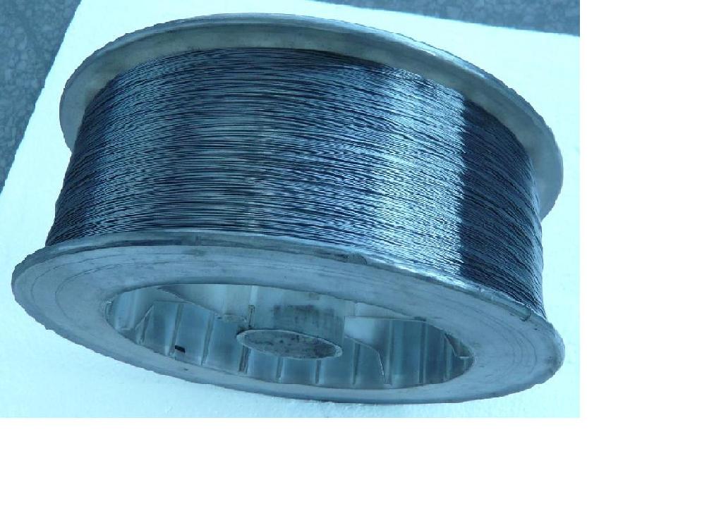 Drut wolframowy pokryty grafitem, o zawartości wolframu minimum 99,9%, o średnicy od 0,1 do 12 mm,  nawinięty w zwojach na szpulkę, stosowany do produkcji elektrycznych źródeł światła lub elementów grzejnych.
