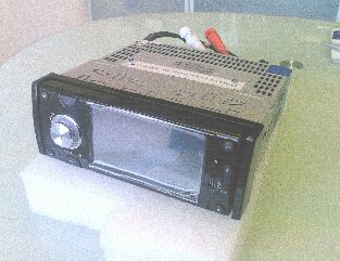 Radio samochodowe z odtwarzaczem DVD i tunerem telewizyjnym. Tuner radiowy FM (87,5-108 Europa/Chiny, 87,5-107,9 Ameryka) oraz AM (522-1620 Europa/Chiny, 530-1710 Ameryka), bez funkcji RDS. Wyświetlacz LCD 4,3" o rozdzielczości 480 x 272, jasności 400 cd/m2, kontraście 200:1 oraz formacie 16:9. Odtwarzane formaty: muzyka - WAVE, MP3, filmy - AVI, DVD, zdjęcia - JPG/JPEG, GIF, BMP. Urządzenie wyposażone jest w analogowy tuner TV do oglądania programów telewizyjnych na własnym wyświetlaczu lub zewnętrznym ekranie. Zawiera wejście audio i wideo (złącza RCA/chinch) do podłączenia zewnętrznego monitora lub odbiornika TV oraz zewnętrznego odtwarzacza DVD lub konsoli gier itp. Zasilanie 12 V. Wymiary 1 DIN (160 x 185 x 54 mm). Dodatkowo w zestawie znajdują się: kostka podłączeniowa ISO, ramka montażowa, przejściówka USB, etui na panel przedni, rysik do ekranu dotykowego, pilot zdalnego sterowania, mikrofon zewnętrzny, dwa klucze oraz instrukcja obsługi.