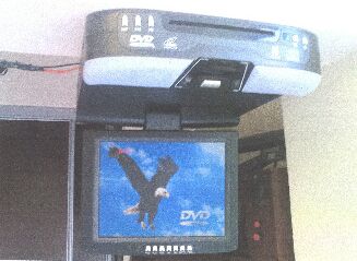 Urządzenie wielofunkcyjne, zawierające w tej samej obudowie: 10,4" monitor LCD o rozdzielczości 640 x 480, jasności 400 cd/m2, kontraście 400:1 i formacie 4:3, odtwarzacz DVD/CD/MP3, analogowy tuner TV, wbudowane głośniki, transmiter podczerwieni do użytku z bezprzewodowymi słuchawkami, transmiter FM do przesyłania dźwięku do radia samochodowego z pomocą fal radiowych. Urządzenie wyposażone jest w wejście USB oraz SD do podłączenia pamięci typu "flash" oraz wejście VGA do podłączenia komputera PC. Zasilanie 12 V. Dodatkowo w zestawie znajdują się: pilot zdalnego sterowania, kabel zasilający, kabel RCA, kabel transmitujący FM, komplet śrub montażowych oraz instrukcja obsługi.