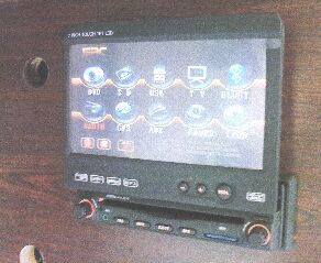 Urządzenie wielofunkcyjne, instalowane w miejsce standardowego radia samochodowego 1 DIN, zawierające w tej samej obudowie: 7" monitor LCD o rozdzielczości 480 x 234, jasności 400 cd/m2, kontraście 200:1 i formacie 16:9, odtwarzacz DVD/CD/MP3, wbudowany odbiornik GPS z anteną, umożliwiającą korzystanie z map nawigacji drogowej, "bluetooth", analogowy tuner TV do oglądania programów telewizyjnych na własnym wyświetlaczu lub zewnętrznym ekranie. Urządzenie wyposażone jest w następujące wejścia: USB oraz SD do podłączenia pamięci typu "flash", wejście na karty SD do instalacji map GPS, wejście video do podłączenia kamery cofania, wejście video do podłączenia zewnętrznego źródła obrazu, wejście audio i video do podłączenia zewnętrznego monitora (np. w zagłówku). Wymiary 1 DIN (160 x 185 x 54 mm). Zasilanie 12 V. Dodatkowo w zestawie znajdują się: kostka podłączeniowa ISO, przejściówka USB, rysik do ekranu dotykowego, pilot zdalnego sterowania, kabel MiniJACK-RCA, antena zewnętrzna, dwa klucze oraz instrukcja obsługi.