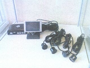 System cofania wyposażony w 2 calowy monitor LCD, układ sterowania oraz cztery czujniki cofania, montowane w zderzaku pojazdu. Sygnał z czujników przekazywany jest przewodowo do wyświetlacza za pośrednictwem urządzenia sterującego. Na ekranie wyświetlana jest wizualizacja samochodu w formie rysunku i pokazana za pomocą grafiki odległość od przeszkody. Ponadto na wyświetlaczu znajduje się informacja, który z czujników wysyła sygnał o przeszkodzie. Monitor nie ma możliwości wyświetlania obrazu z innych źródeł niż czujniki. Zasilanie 12 V.