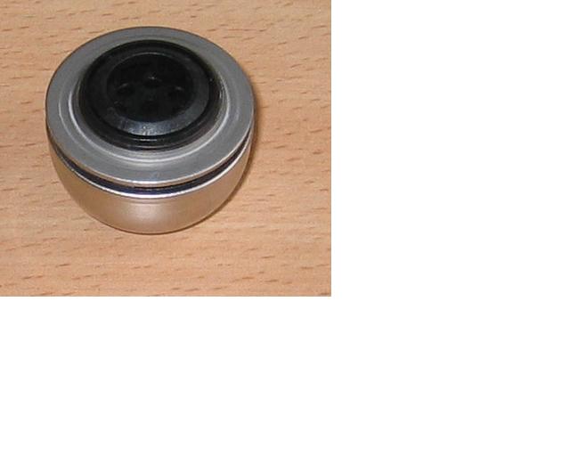 Wirnik pompy wody użytkowej, stosowanej w domowych instalacjach ciepłej wody. Wirnik ma obudowę w kształcie półkuli, wykonaną ze stali, o średnicy około 37 mm.