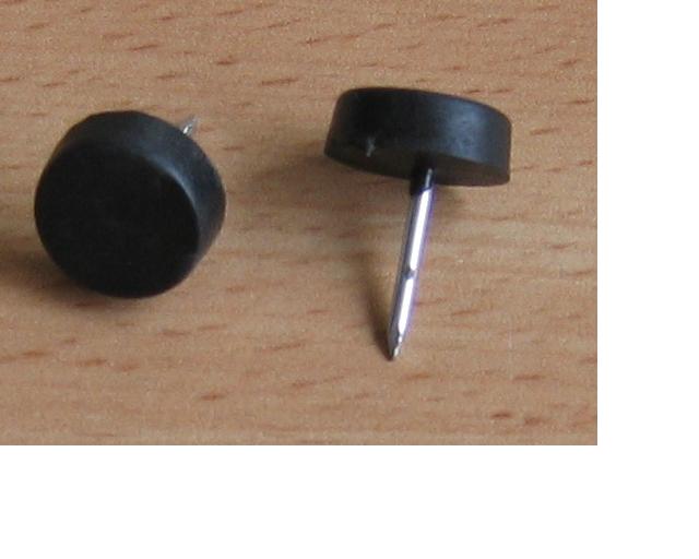 Element wyposażenia mebli, składający się z krążka wykonanego z tworzywa sztucznego (ABS) o średnicy około 14 mm i wysokości około 5 mm, z centralnie  zamocowanym  zaostrzonym, stalowym, ocynkowanym  trzpieniem o długości około 15 mm i średnicy około 1,5 mm. Element jest wykorzystywany w meblach jako stopka (ślizgacz) i oznaczony jest symbolem S30558.