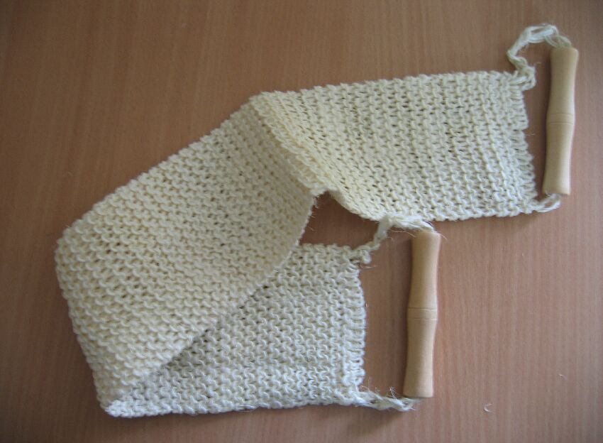 Pas do masażu o wymiarach 60 x 10 cm, wykonany z plecionych włókien sizalowych, przeznaczony do codziennej pielęgnacji ciała. Końce pasa zakończone są drewnianymi rączkami o długości 10 cm.