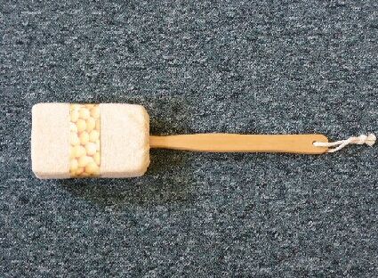 Gąbka w kształcie prostopadłościanu, o wymiarach 14 x 9 x 5 cm, pokryta poliestrową dzianiną frotte, z umieszczoną po jednej stronie z dekoracją w postaci logo. Gąbka umocowana jest na drewnianej rękojeści długości ok. 25 cm. Artykuł przeznaczony do codziennej pielęgnacji ciała.