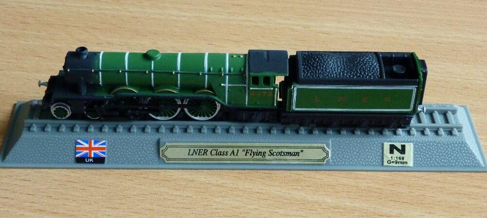 Model lokomotywy LNER Class A1 "Flying Scotsman" w skali 1:160. Lokomotywa wykonana z tworzywa sztucznego, z kołami z miedzi. Model przymocowany za pomocą dwóch śrub do podstawy z tworzywa sztucznego. Zapakowany w sztywne opakowanie z przezroczystego tworzywa sztucznego. Przeznaczony dla osób powyżej 14. roku życia.