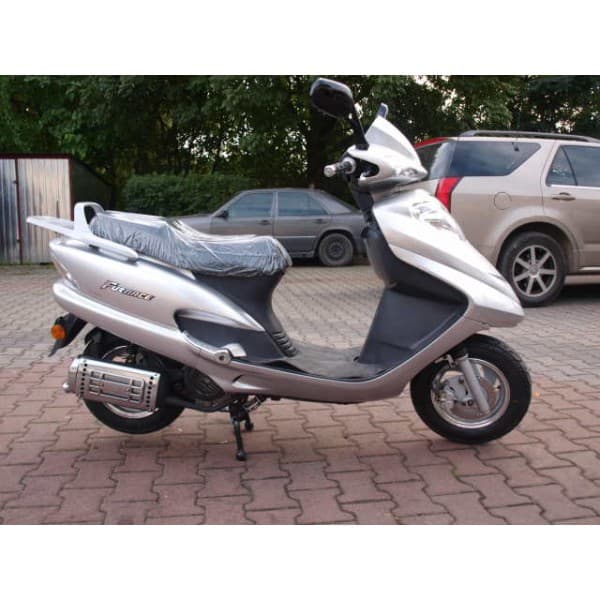 Skuter napędzany silnikiem tłokowym wewnętrznego spalania, o pojemności skokowej nieprzekraczającej 124,6 cm3. Automatyczna skrzynia biegów. Przeniesienie napędu za pomocą paska zębatego. Skuter dostarczany jest wraz z następującym wyposażeniem: zapakowanym akumulatorem, lusterkami (lewym i prawym), błotnikiem przednim, lejkiem do wlania paliwa, osłonami na dłonie, kompletem narzędzi oraz instrukcją obsługi.