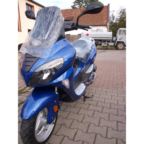 Skuter napędzany silnikiem tłokowym wewnętrznego spalania, o pojemności skokowej nieprzekraczającej 49,5 cm3. Automatyczna skrzynia biegów. Przeniesienie napędu za pomocą paska zębatego. Skuter dostarczany jest wraz z następującym wyposażeniem: zapakowanym akumulatorem, lusterkami (lewym i prawym), błotnikiem przednim, lejkiem do wlania paliwa, osłonami na dłonie, kompletem narzędzi oraz instrukcją obsługi.