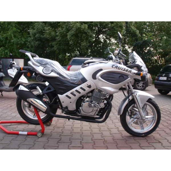 Motocykl napędzany silnikiem tłokowym wewnętrznego spalania, o pojemności skokowej 233 cm3. Pięciobiegowa, manualna skrzynia biegów. Przeniesienie napędu za pomocą łańcucha. Motocykl dostarczany jest wraz z następującym wyposażeniem: zapakowanym akumulatorem, lusterkami (lewym i prawym), błotnikiem przednim, lejkiem do wlania paliwa, osłonami na dłonie, torbą na bak, kompletem narzędzi oraz instrukcją obsługi.
