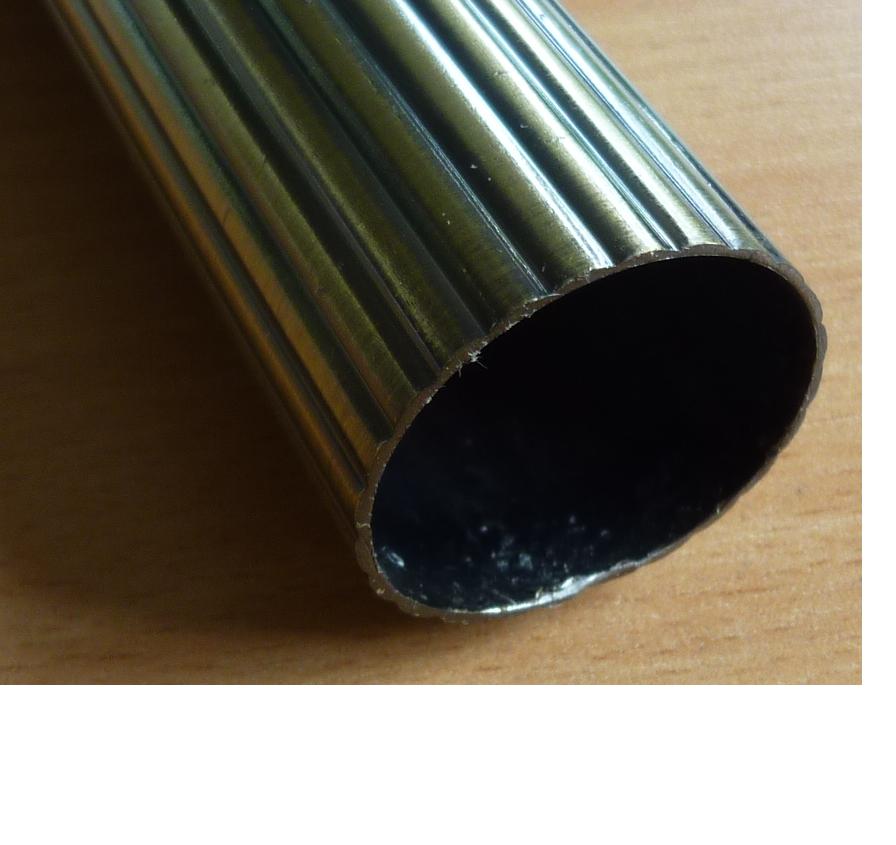 Profil drążony o okrągłym przekroju poprzecznym, ze stali niestopowej, spawany elektrycznie, nieocynkowany, lakierowany, o średnicach: 16 mm, 19 mm i 25 mm i długościach: 120, 140, 160, 180, 200, 240 i 300 cm. Na zewnętrznej powierzchni znajdują się rowki, które są ułożone w linii prostej wzdłuż profilu równolegle do siebie, przez co wewnętrzna i zewnętrzna powierzchnia mają inny kształt. Wyrób jest pakowany w folię z tworzywa sztucznego i stosowany jako drążek do karniszy do wieszania firan i zasłon.