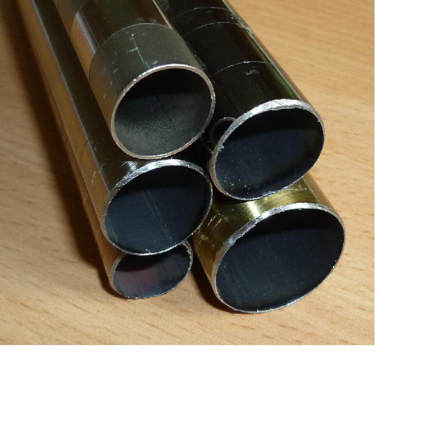 Rury o okrągłym przekroju poprzecznym, ze stali niestopowej, zwijane z blachy walcowanej na zimno, zgrzewane, nieocynkowane, powlekane galwanicznie na kilka kolorów lub malowane, o średnicy od 16 mm do 30 mm, grubości ścianki 0,6 mm i długościach od 120 cm do 300 cm. Każdy wyrób jest pakowany indywidualnie w folię z tworzywa sztucznego, a następnie w karton po 20, 36, 40 lub 50 sztuk, w zależności od średnicy. Stosowany jako drążek do karniszy do wieszania firan i zasłon.