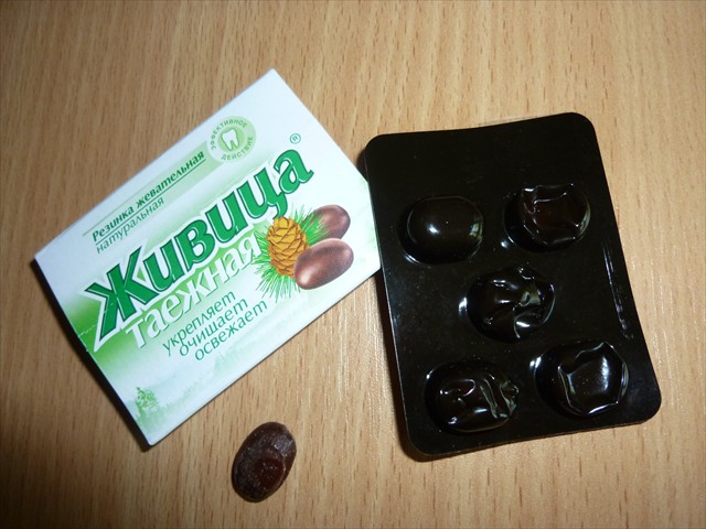 Produkt w postaci brązowych pastylek do żucia, wytworzony (poprzez sprasowanie) z naturalnej żywicy modrzewiowej (100%, bez żadnych dodatków), przeznaczony do higieny jamy ustnej. 
Zgodnie z deklaracją Wnioskodawcy oraz załączoną dokumentacją (m.in.  wynikami badań klinicznych) - działa antyseptycznie, odświeża oddech, oczyszcza zęby i całą jamę ustną, wzmacnia dziąsła, zapobiega tworzeniu się płytki bakteryjnej. 
Zalecany do stosowania (przez 15 - 20 min.) po każdorazowym posiłku.  
Produkt w opakowaniu jednostkowym (blistry po 5 pastylek) do sprzedaży detalicznej.