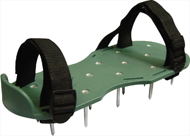 Nakładki na buty, wykonane z tworzywa sztucznego, z przymocowanymi metalowymi kolcami o długości 5,5 cm. Nakładki mocowane są do buta za pomocą dwóch pasków, regulowanych klamrami zaciskowymi. Wykorzystywane jako narzędzie do aeracji trawników. Wymiary: 30 x 13,2 cm.