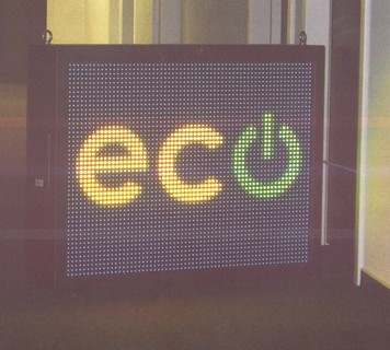 Tablica sygnalizacyjna zawierająca diody LED, wyposażona w jednostkę sterującą. Umożliwia wyświetlanie wyłącznie obrazów statycznych (nieruchomych) o niskiej rozdzielczości 160 x 320 pikseli, w formie prostych znaków graficznych oraz informacji alfanumerycznych. Posiada własną obudowę (konstrukcja aluminiowa) i uchwyty mocujące. Sygnał zawierający informację o wyświetlanym obrazie przekazywany jest z komputera. Zasilanie 230 V/50 Hz/6 A. Temperatura pracy -34°C do +60°C. Wymiary zewnętrzne urządzenia 90 x 70 cm. Wymiary robocze ekranu 82 x 62 cm. Masa 40 kg.