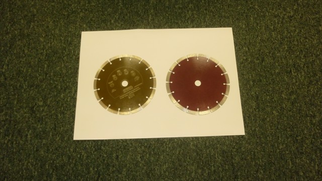 Tarcze do cięcia w postaci dysków (o śr. 23 cm) z koncentrycznym otworem, wyprodukowane z metalu nieszlachetnego, z częścią roboczą w postaci zgrzanych laserowo segmentów z syntetycznego diamentu na obwodzie tarczy (szer. ok. 1 cm ). 
Produkt przeznaczony do cięcia wyrobów betonowych (przy pracach drogowych i brukarskich), np. płyt betonowych, kostki brukowej, krawężników drogowych.
Produkt pakowany w opakowania tekturowe.