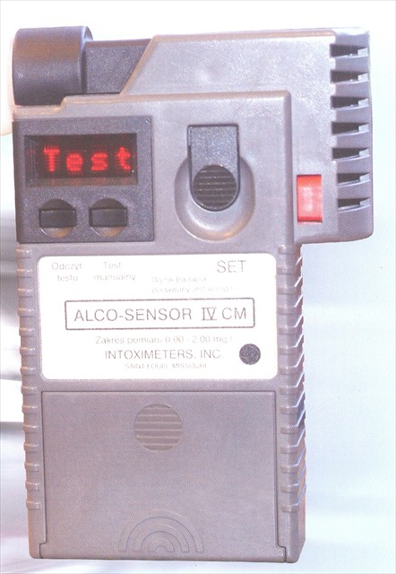 Analizator wydechu (alkomat) Alco-Sensor IV - ręczne urządzenie do pomiaru zawartości alkoholu w wydychanym powietrzu. Zasada działania oparta jest na elektrochemicznym utlenianiu alkoholu. Zakres pomiarowy od 0,00 do 2,00 mg/l. Czytelny wyświetlacz LED-owy. Czas pomiaru do kilku sekund. Rodzaje pomiarów: automatyczny i manualny. Pamięć - zależnie od wersji 50 lub 1014 pełnych protokołów testów. Współpraca z drukarkami (igłową i termiczną) oraz komputerem. Zasilanie: bateria alkaliczna 9 V lub akumulator 9 V. Masa 313 g. Opakowanie - walizka z tworzywa sztucznego.