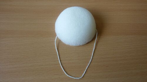 Gąbka KONJAC. Produkt w kształcie półkolistym, wykonany z korzenia rośliny "Amorphophalms konjac", przeznaczony do pielęgnacji twarzy, szyi i dekoltu. Wymiary: śr. ok. 7 cm. Opakowanie: pudełko z tworzywa sztucznego.