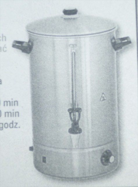 Elektryczne urządzenie do zagotowania wody, o pojemności 10, 20 lub 30 l, wykorzystywane w gastronomii. Wykonane ze stali nierdzewnej, zaopatrzone w grzałkę, termostat z regulacją temperatury 30 ÷ 100°C, wskaźnik poziomu wody oraz bezkroplowy kranik.