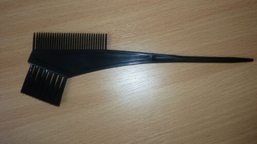 Artykuł wykonany z tworzywa sztucznego o dł. ok. 20 cm, zakończony po jednej stronie włosiem wykonanym z tworzywa sztucznego umocowanym w jednym rzędzie - dł. ok. 3,5 cm (dł. włosia ok. 2,5 cm) oraz grzebieniem. Artykuł przeznaczony do nakładania farby na włosy. Opakowanie stanowi torebka z tworzywa sztucznego.