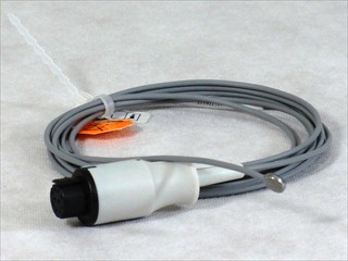 Czujnik saturacji z izolowanym przewodem zakończonym wtyczką elektryczną, podłączany do wielofunkcyjnej aparatury elektrodiagnostycznej, monitorującej jednocześnie dwa lub więcej parametry organizmu człowieka. Czujnik przeznaczony jest do umieszczenia na ciele pacjenta, w celu pomiaru stopnia nasycenia krwi tlenem. Wyrób wyposażony jest w klips umożliwiający zamocowanie go na ciele pacjenta.
