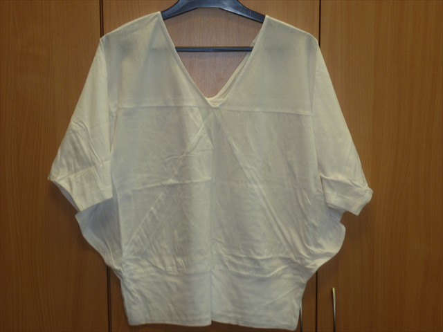 Lekka odzież damska, dziana (100% bawełny), jednokolorowa, z rękawami typu kimono, luźnego kroju, przeznaczona do okrycia górnej części ciała. Posiada obszerny dekolt w kształcie litery V, bez zapięcia. Dolna część ubioru zakończona doszytym pasem z podwójnie złożonej dzianiny.