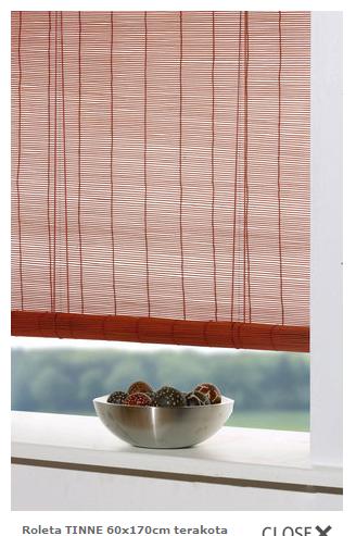 Roleta o wymiarach 60 cm x 170 cm, wykonana z pasm bambusowych w kolorze terakoty, połączonych za pomocą przeplatanych nici bawełnianych (w odstępach co 8 cm, na całej szerokości rolety). 
Całość przymocowana jest do listwy bambusowej (szer. 2 cm) z zaczepami metalowymi (haki, zamek) do zawieszania i regulacji (podnoszenia i opuszczania rolety) oraz poliestrowym sznurkiem.