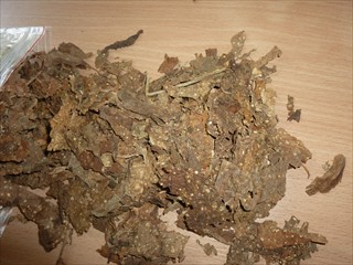 Nieprzetworzony, niecięty, odżyłowanyi i nierolowany tytoń (w manipulacji strips), suszony powietrzem na jasny. Próbkę stanowią różnej wielkości fragmenty blaszek liściowych barwy jasno-brązowej; towar jednorodny o cechach właściwych dla tego tytoniu, bez domieszek innych tytoni i tytoniu homogenizowanego.