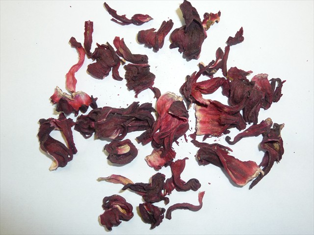Suszone kwiaty hibiskusa (Hibiskus sabdariffa), przeznaczone do sporządzania naparów oraz wykorzystywane m.in. w przemyśle spożywczym do produkcji mieszanek herbat oraz jako barwnik spożywczy.
Suszone kwiaty pakowane są w worki o wadze 20 kg.