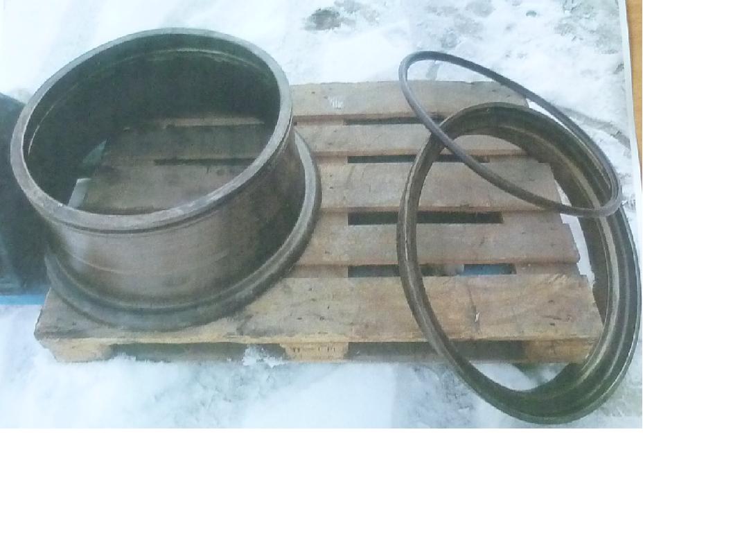 Obręcz koła jezdnego, oznaczona symbolem 10.00VA-24/1.7TL , o średnicy około 60 cm i szerokości około 25 cm, wykonana ze stali, niekompletna i niezmontowana. Zgodnie z opiniami rzeczoznawcy ds. urządzeń technicznych nr DC/501/2013 oraz DC/986/2013, po późniejszym wspawaniu do obręczy tarczy środkowej i zamontowaniu wielkogabarytowej opony o rozmiarze (12 lub 14).00-24, jest  zasadniczo (głównie) przeznaczona jako koło jezdne do wolnobieżnych, samojezdnych maszyn górniczych, m.in. wozów wiercących i kotwiących typu "Face Master 1.4", "Face Master 1.7" lub "Roof Master 1.4", "Roof Master 1.7" oraz do zbliżonych pod względem konstrukcyjnym samojezdnych maszyn do prac w górnictwie albo do robót ziemnych -   do ładowarek, koparek, równiarek. Charakterystyka i konstrukcja obręczy 10.00VA-24/1.7TL nie zezwala na zastosowanie ich w pojazdach szybkobieżnych, takich jak np. samochody ciężarowe. Nie znane jest również zastosowanie tych obręczy do innych środków transportowych.