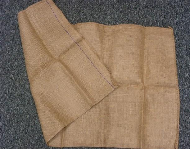 Worek wykonany z tekstylnych włókien łykowych (juty), utkany splotem płóciennym. Przeznaczony do pakowania towarów. Wymiary: 50 x 55 cm lub 60 x 105 cm. Prezentowany zbiorczo w balotach po 1000 sztuk.