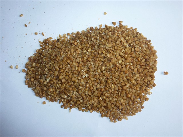 Produkt z ziaren kaszy gryczanej poddanych obróbce termicznej, która spowodowała żelatynizację skrobi w ziarnach. Ziarna o barwie od jasnobrązowej do brązowej, suche, popękane. Produkt nadaje się do spożycia, zgodnie ze wskazaniami podanymi na opakowaniu, czas gotowania wynosi 3 min. 
Opakowanie jednostkowe o masie 400 g.